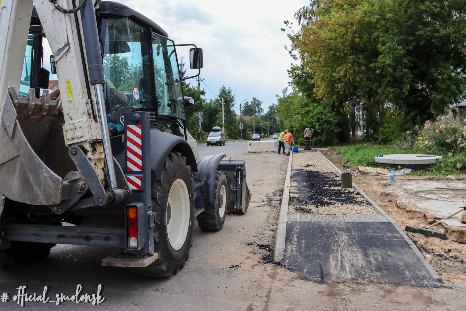 В Смоленске продолжается ремонт дороги на улице Автозаводской