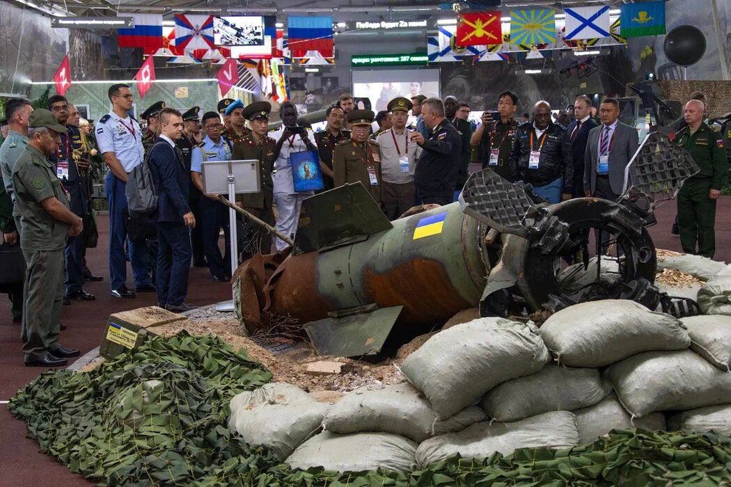 Участники антифашистского конгресса осмотрели выставку вооружений и техники ВСУ