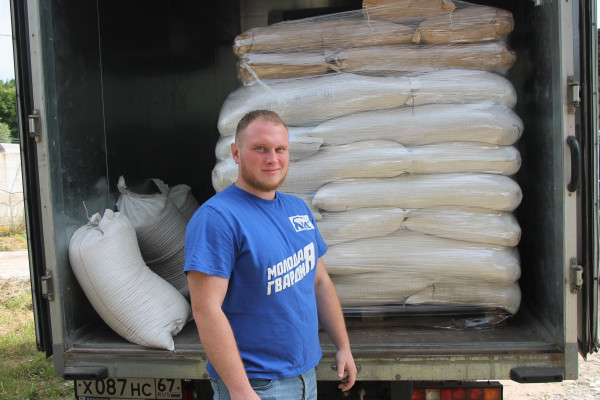 Смоленские сторонники «Единой России» передали 1,5 тонны кормов приюту для животных