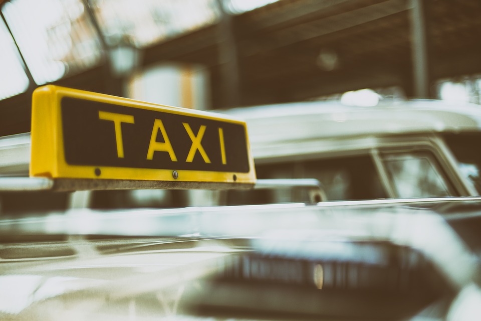 Смоленского таксиста подозревают в краже наушников