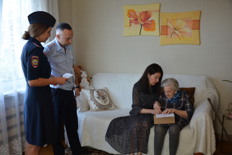В Смоленске 98-летней жительнице ЛНР вручили российский паспорт