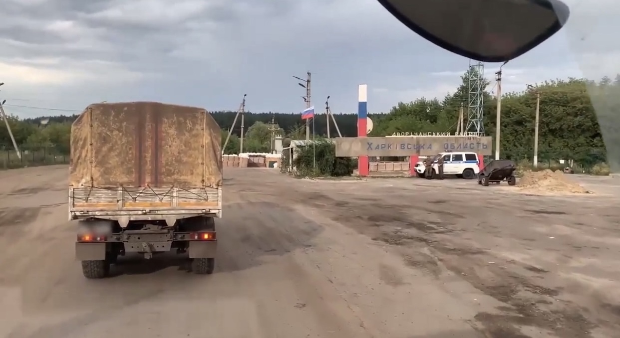 Российские военнослужащие доставили гуманитарную помощь в Харьковскую область