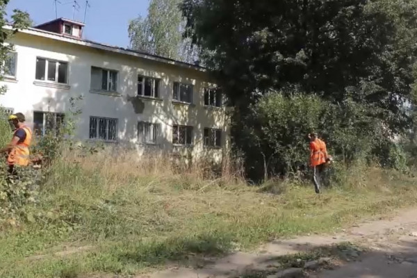 В Смоленске продолжают покос травы во дворах