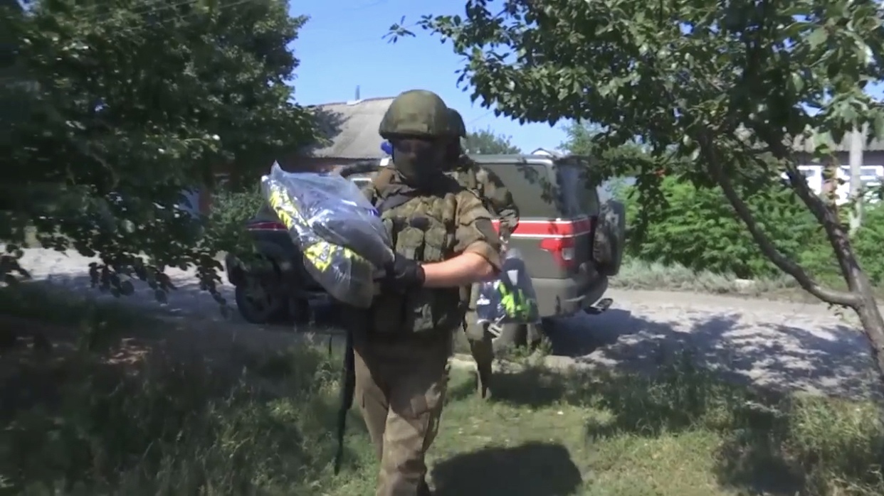 Военнослужащие РФ доставили гумпомощь к 1 сентября в Харьковскую область
