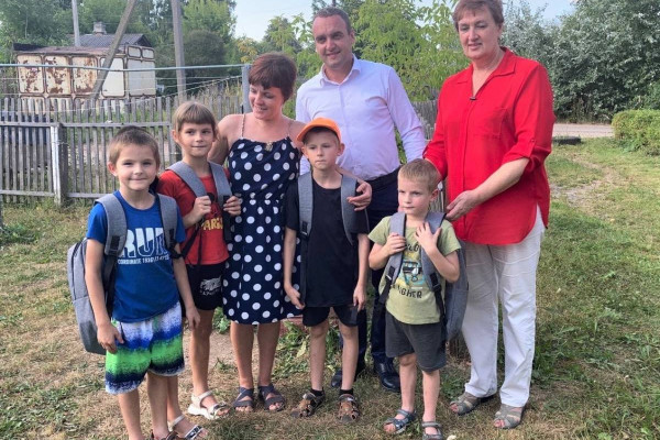 Более 700 детей помогла собрать в школу «Единая Россия» в Смоленской области