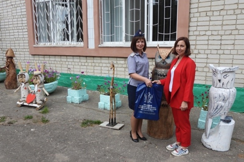 В Смоленске сотрудники УФСИН поздравили с Днём знаний  воспитанников детского дома «Гнездышко»