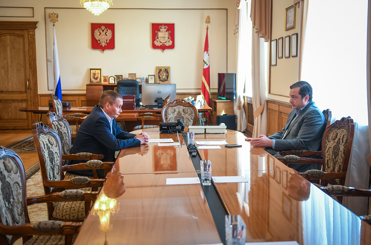 Губернатор Смоленской области провёл совещание по вопросу повреждённого асфальта на улице генерала Трошева