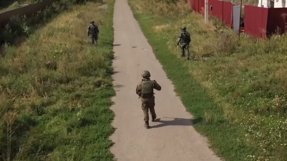 Военнослужащие РФ продолжают разминирование освобождённых территории Харьковской области