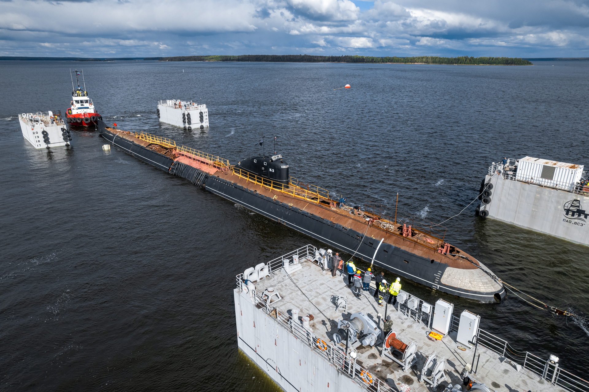Погрузка АПЛ К-3 «Ленинский комсомол» на баржу «Атлант» проходит в акватории Выборгского залива