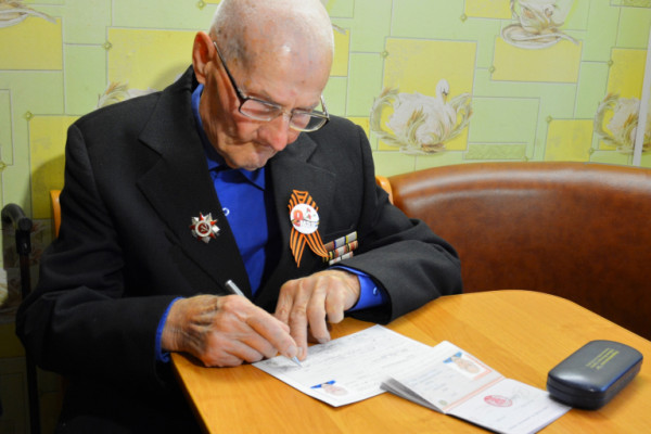 В Смоленской области ветерану из Харькова вручили паспорт