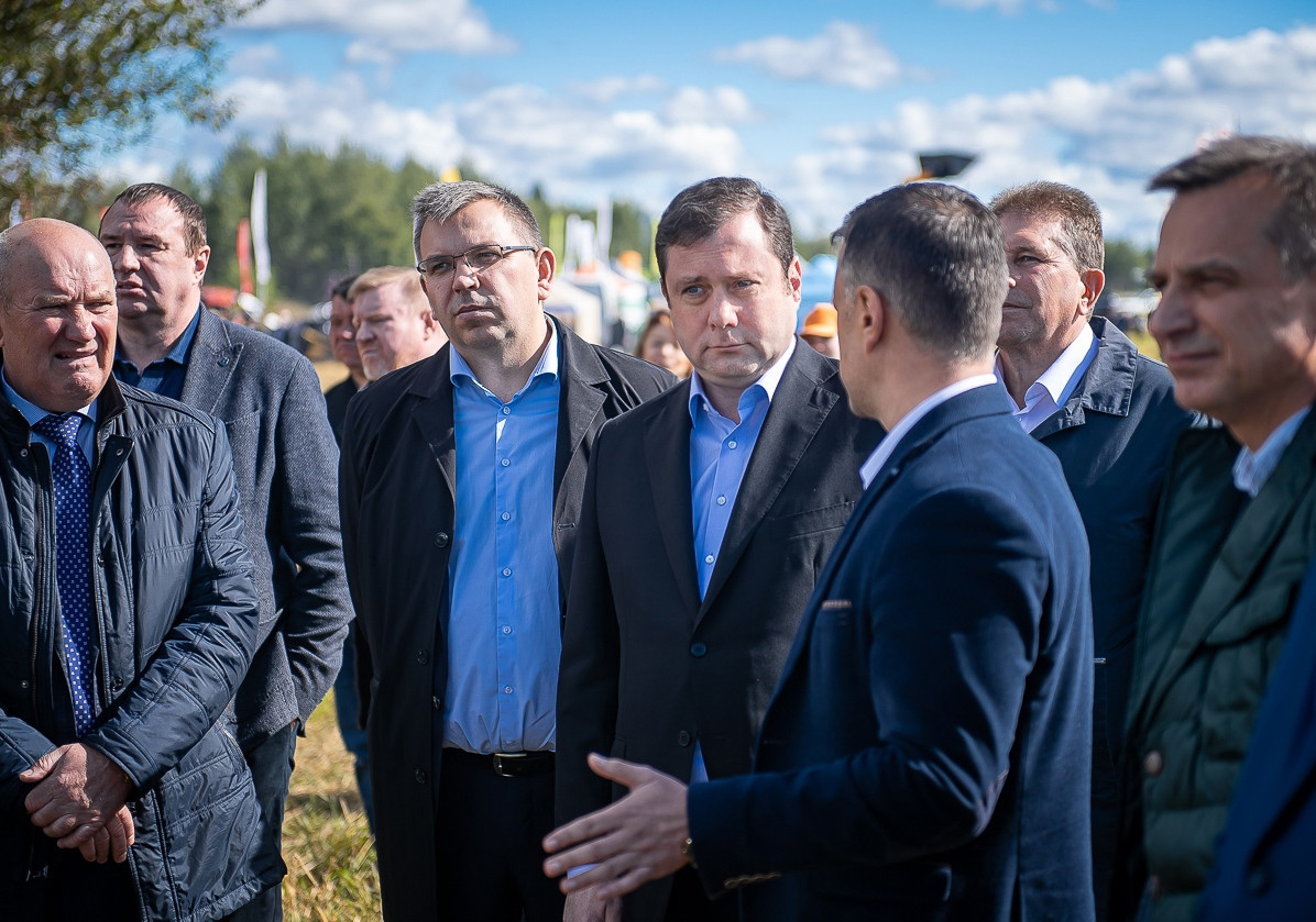 Губернатор посетил конкурс «Лучший пахарь Смоленской области 2022» в Рославльском районе