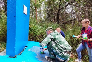 В Смоленской области добровольцы из регионального УФСИН благоустраивают воинские захоронения