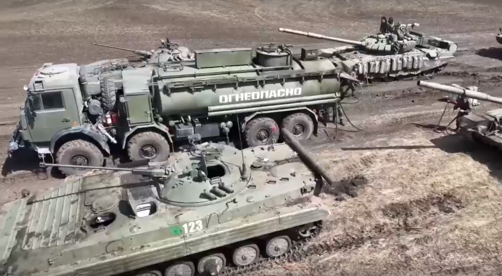 В Минобороны РФ показали кадры заправки боевой техники в зоне военной спецоперации
