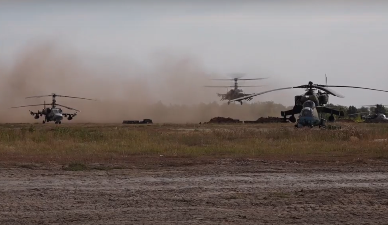 Кадры боевой работы Ми-35 армейской авиации ЗВО в зоне военной спецоперации