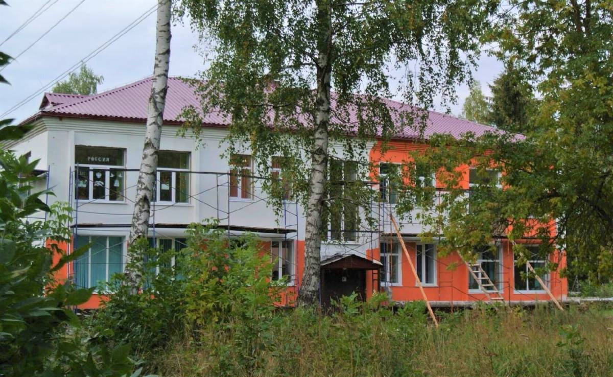 Подростковый клуб «Юность» в Руднянском районе обновляют «под ключ» благодаря Сергею Неверову