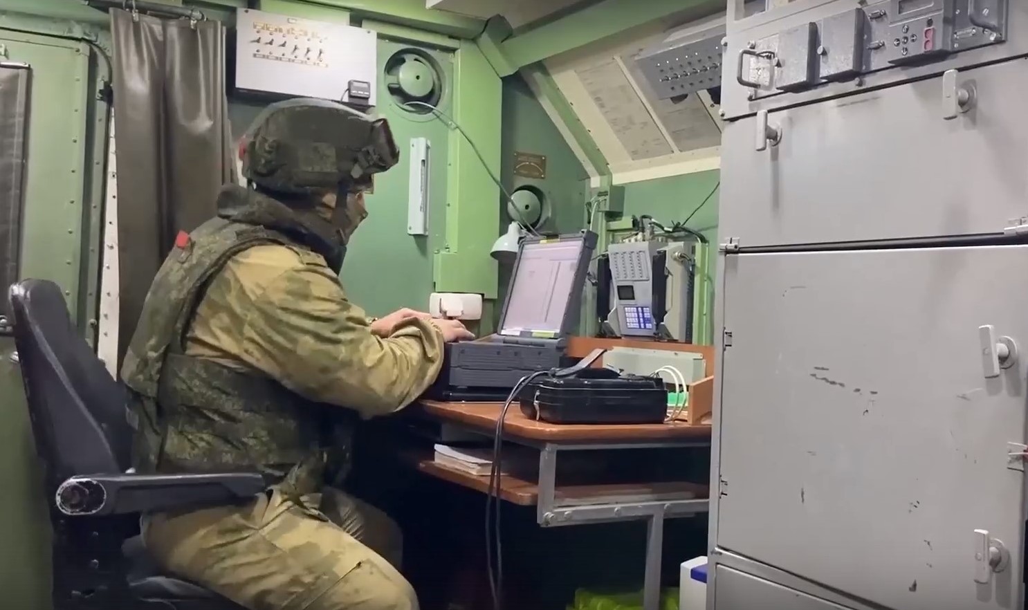В Минобороны РФ показали кадры боевой работы военных связистов ЦВО