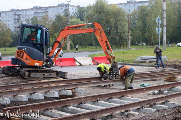 В Смоленске на улице Рыленкова идет ремонт трамвайных переездов