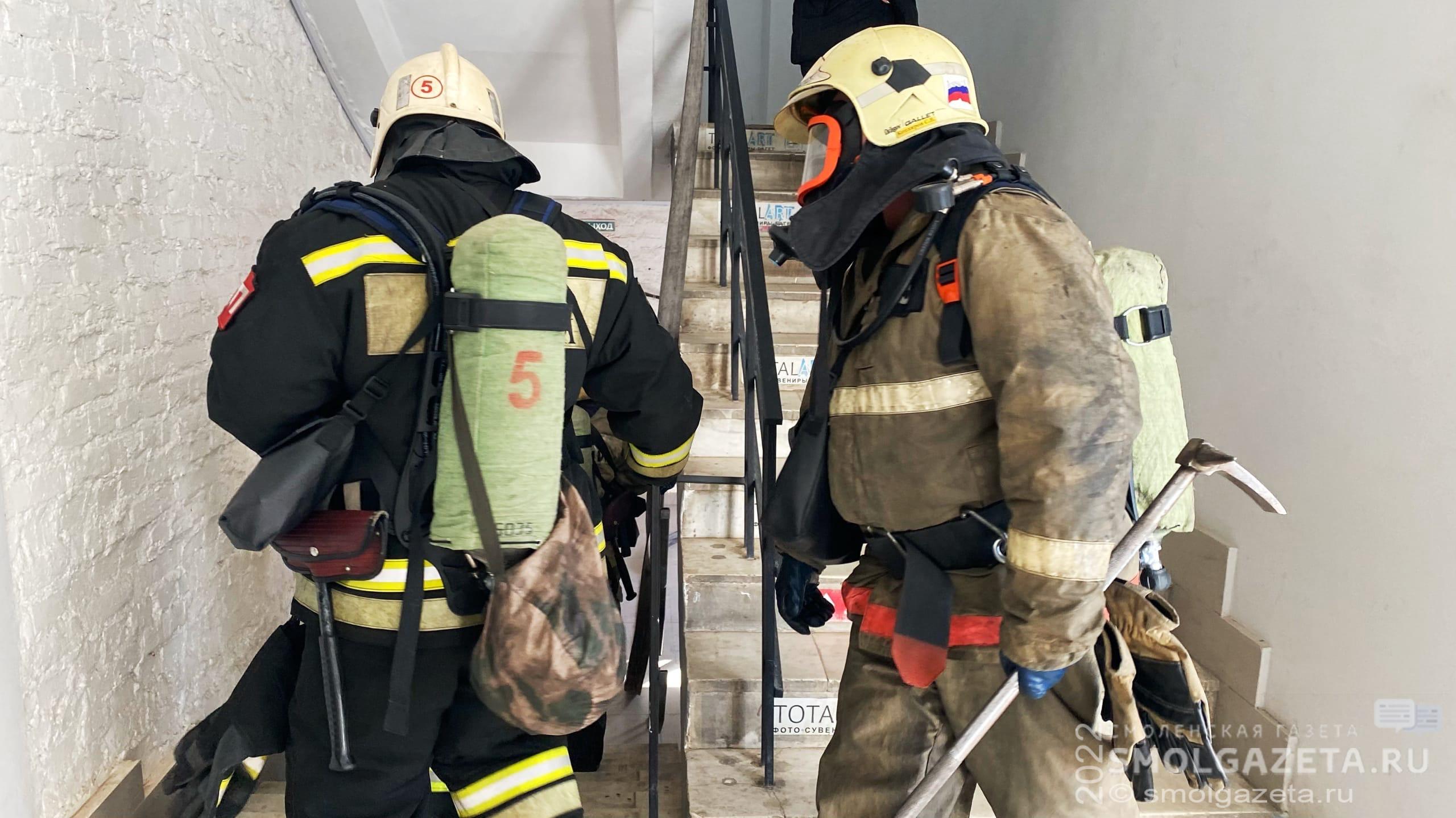 Загоревшийся диван собрал пожарных у девятиэтажки в Гагарине