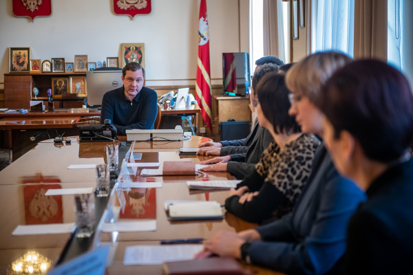Алексей Островский провел совещание по обеспечению жильем медицинских работников