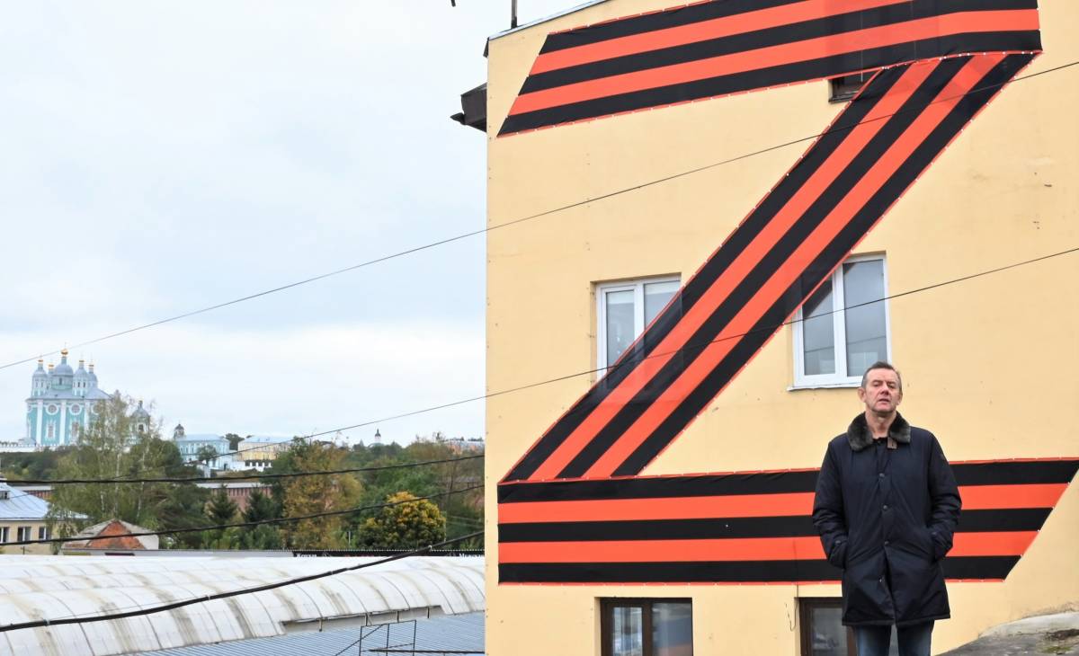 В Смоленске депутат облдумы разместил на фасаде здания масштабный патриотический символ