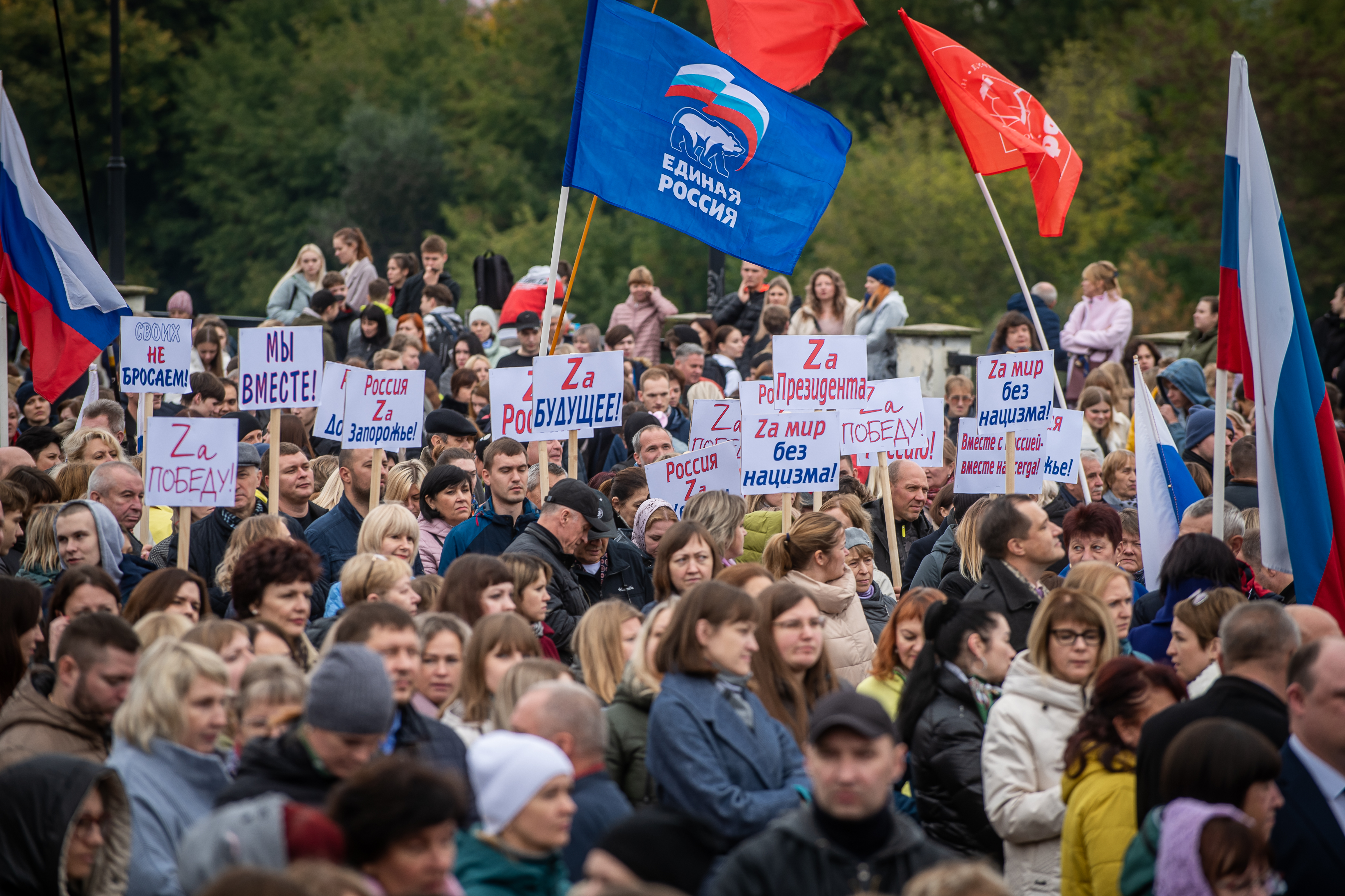 В Смоленске прошла акция в поддержку итогов референдумов и единства жителей России и Новороссии