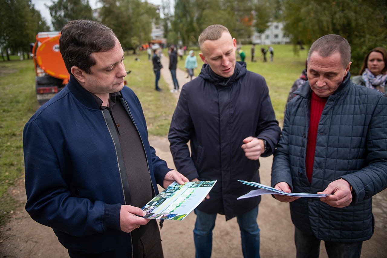 Губернатор принял участие в высадке аллеи «Лес Победы» на проспекте Строителей в Смоленске