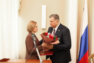 Дочери заслуженного врача РФ Антонины Грековой передали диплом почётного гражданина города Смоленска 