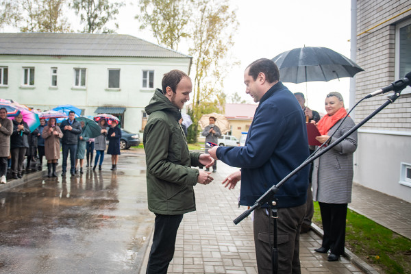 Алексей Островский вручил сычевским врачам ключи от квартир в новом доме 