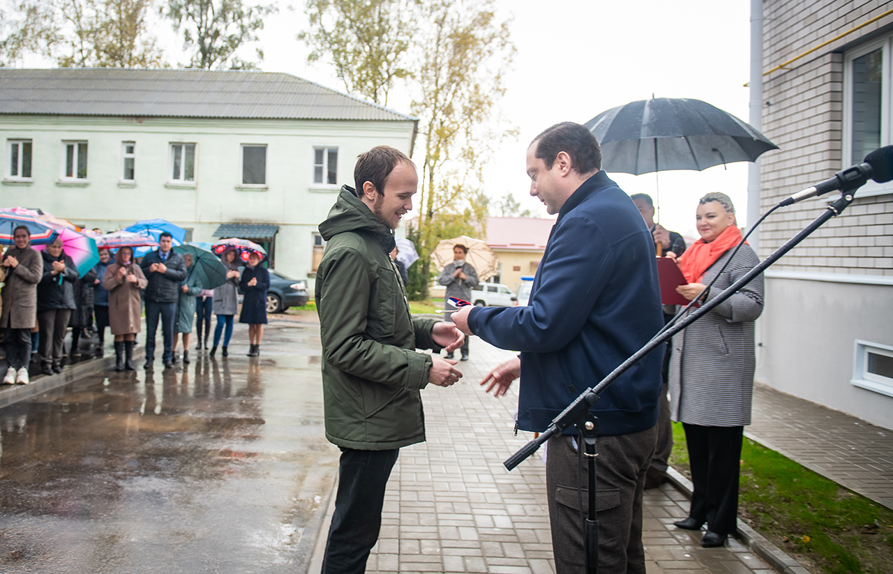 Алексей Островский вручил сычевским врачам ключи от квартир в новом доме 