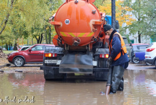 В Смоленске чистят ливневую канализацию