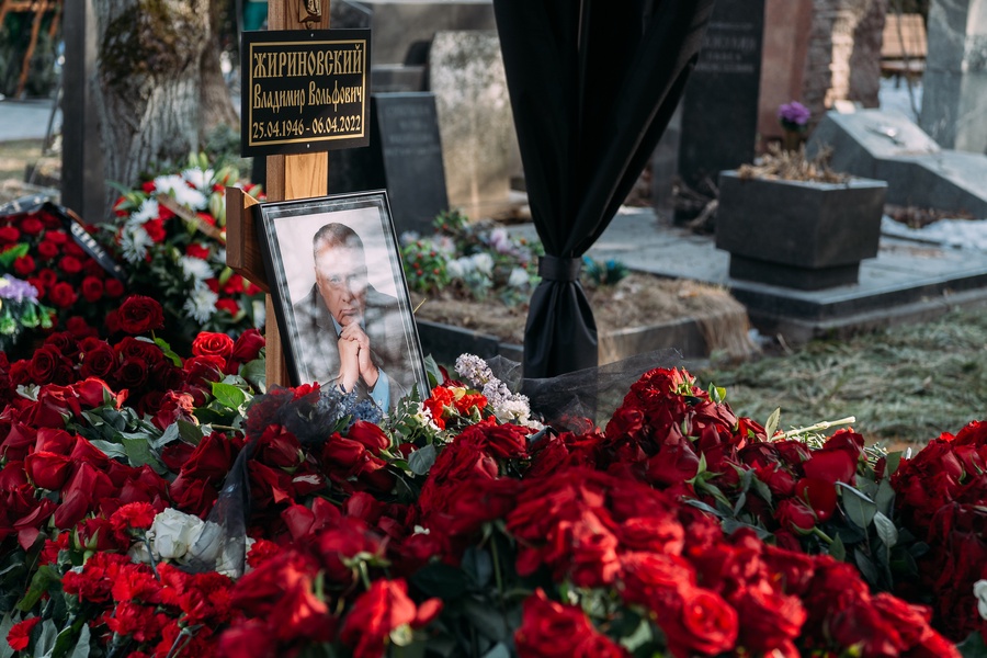 Губернатор Смоленской области совместно с представителями ЛДПР почтил память Владимира Жириновского в Москве