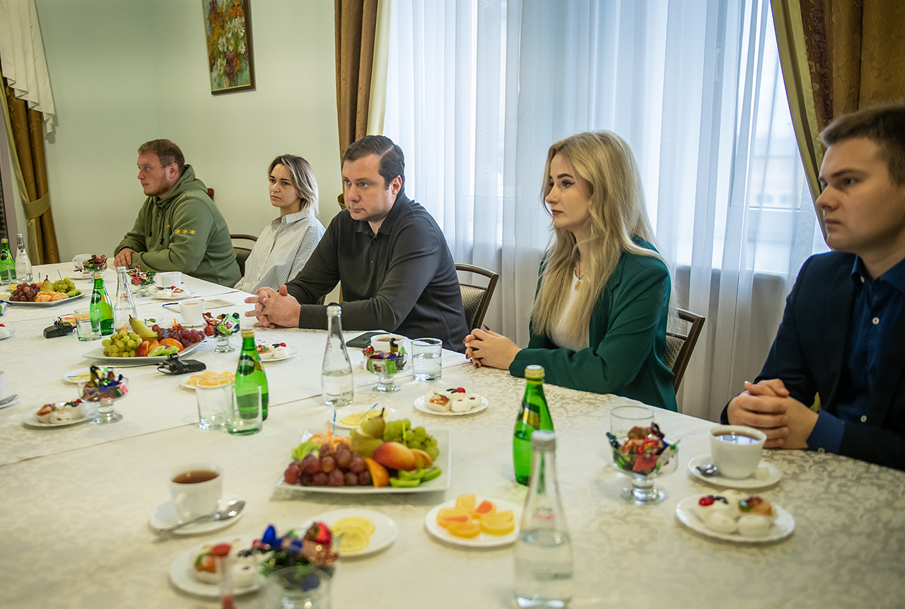 Алексей Островский встретился со смоленскими волонтерами, вернувшимися из зоны СВО 