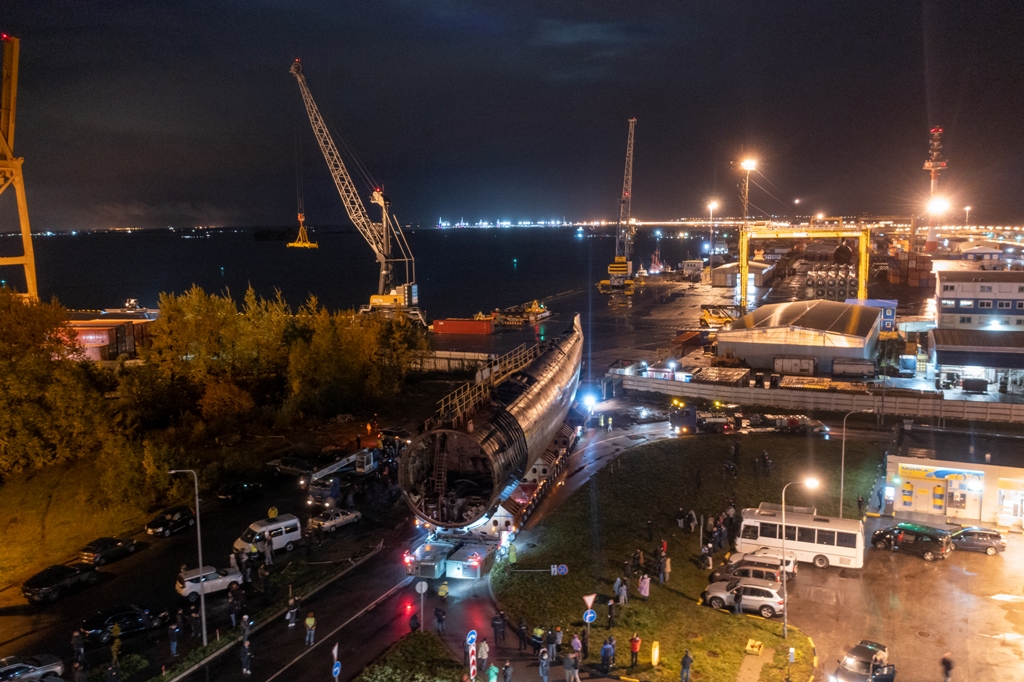 В Кронштадте атомную подлодку «Ленинский комсомол» перевозят к зданию Музея военно-морской славы 