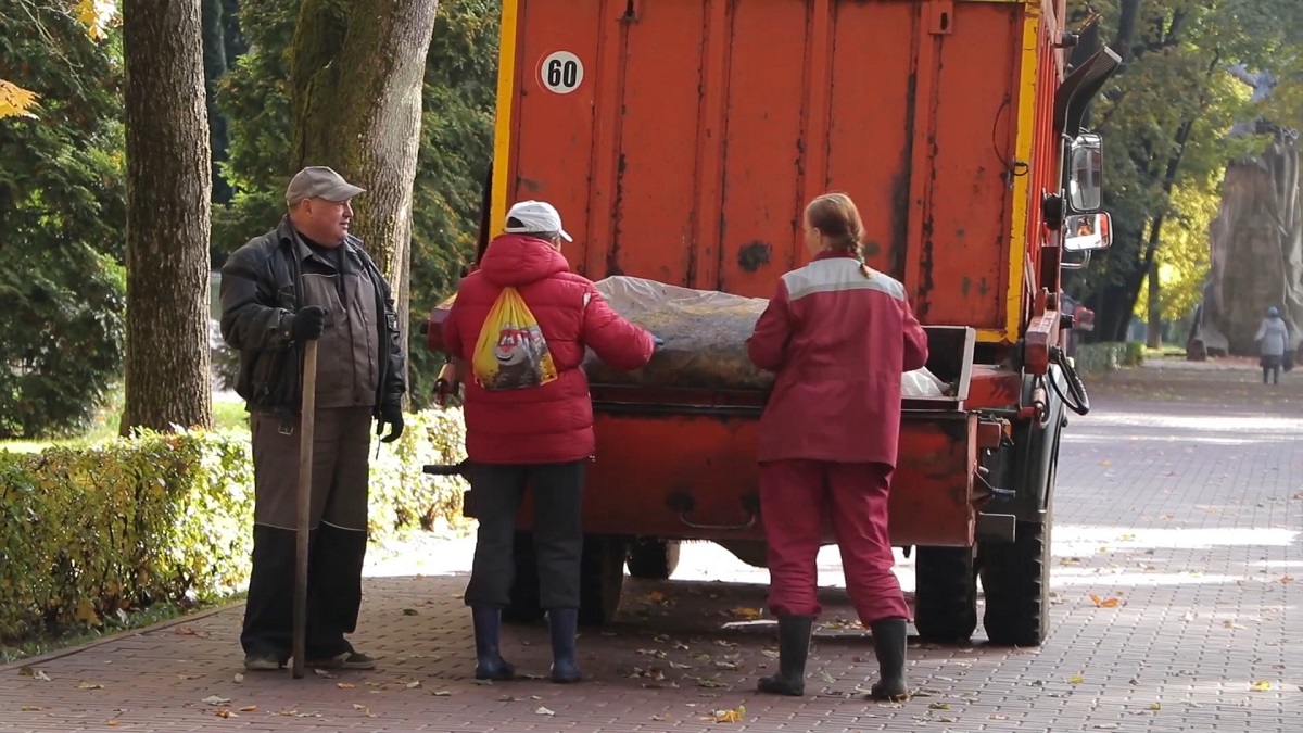 В Смоленске продолжается уборка опавшей листвы силами «Зеленстроя»