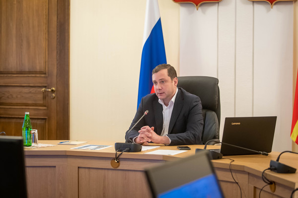 Смоленский губернатор в прямом эфире отвечал на вопросы о жилье для молодых врачей и о библиотеках