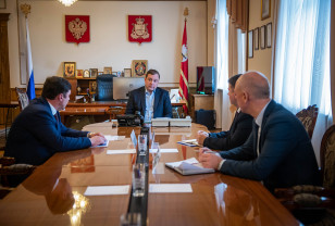 Губернатор провел рабочую встречу с гендиректором АО «Смоленский авиационный завод» 