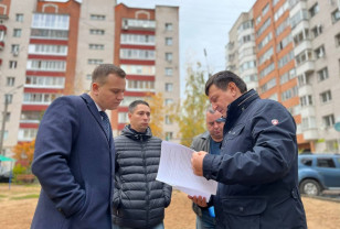 Игорь Ляхов лично убедился в существовании проблем во дворе дома № 26 на проспекте Гагарина в Смоленске