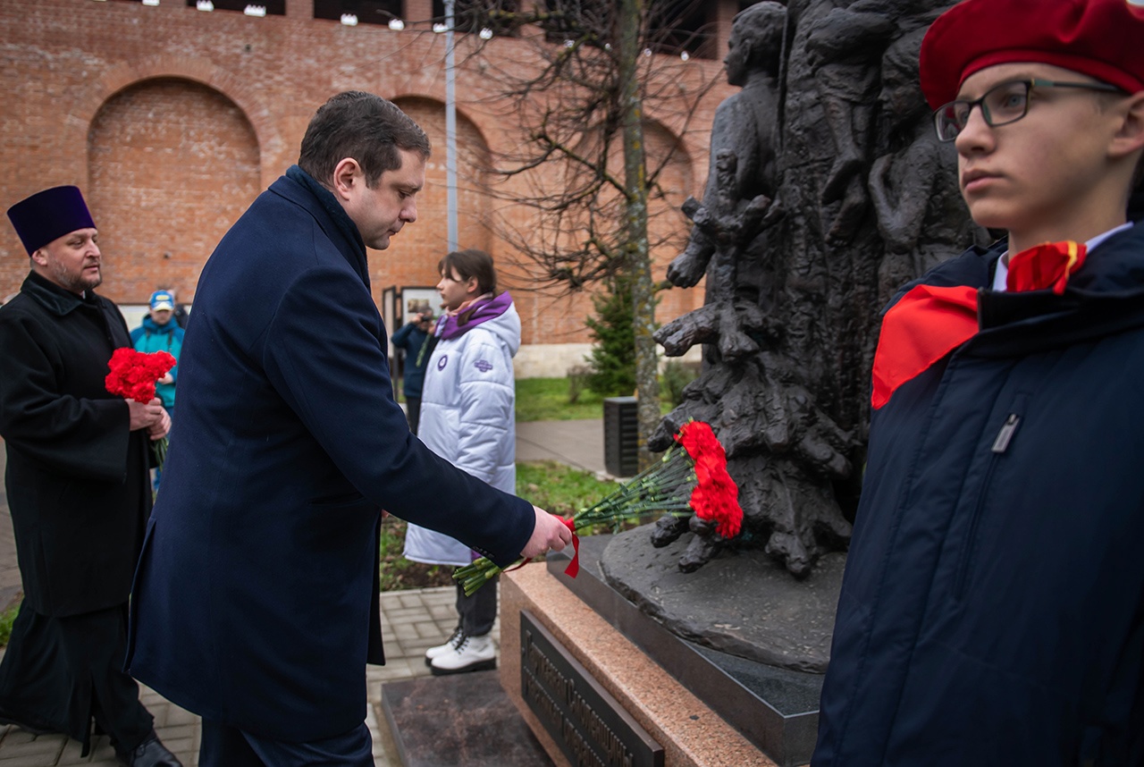 Алексей Островский принял участие в открытии в центре Смоленска нового памятника