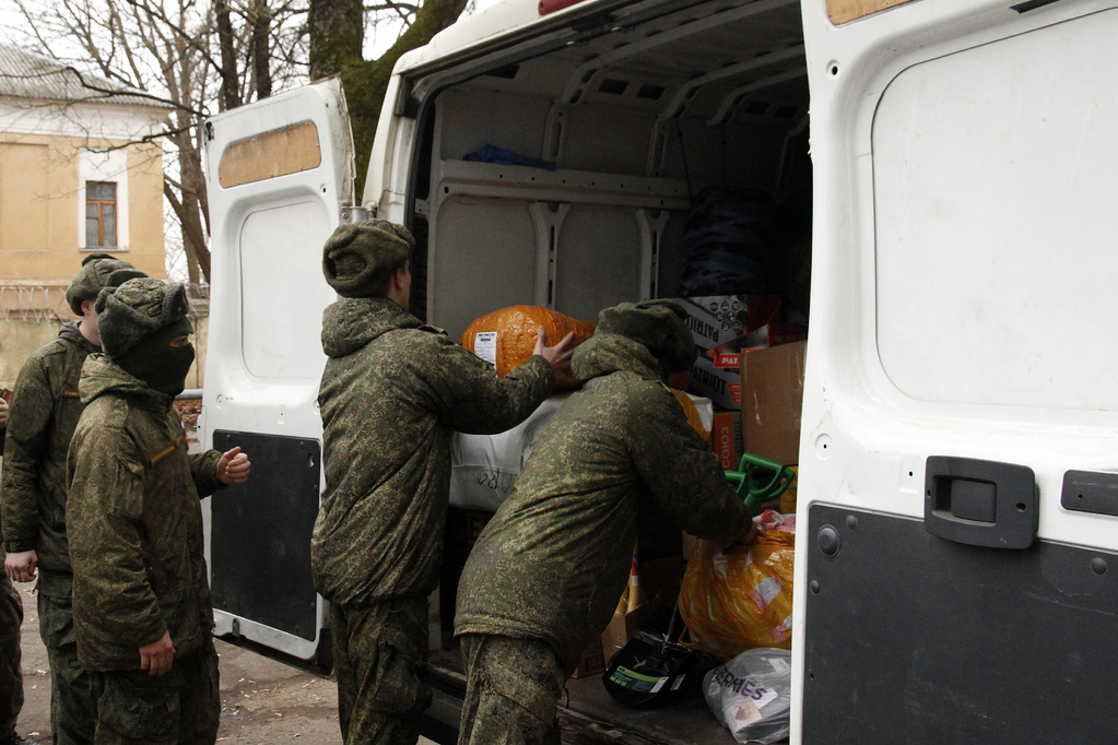 Депутаты горсовета передали смоленским бойцам в зону СВО необходимые вещи и оборудование