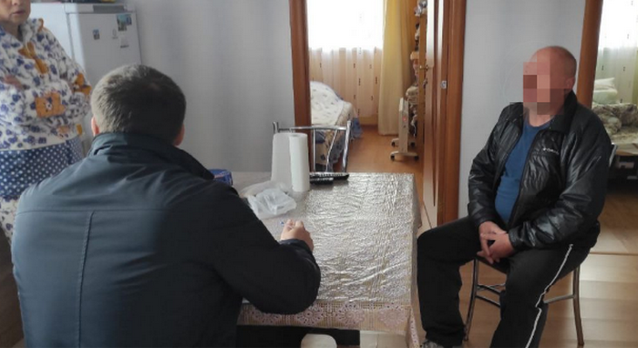 Сотрудники смоленского УФСБ задержали госслужащего, который скрывался в Крыму от правоохранителей