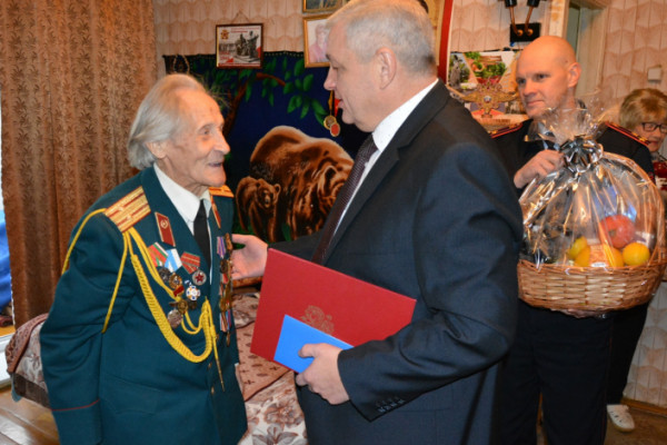 В Смоленске ветеран Михаил Павлов принимает поздравления со 104-летием со дня рождения