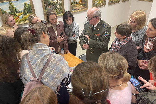 В Ярцеве ветеран органов безопасности Алексей Кузовов провел встречу с руководством школ Смоленской области