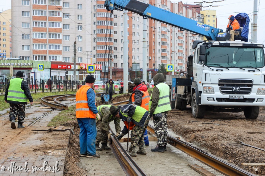 В Смоленске завершают ремонт трамвайных переездов на улице Рыленкова