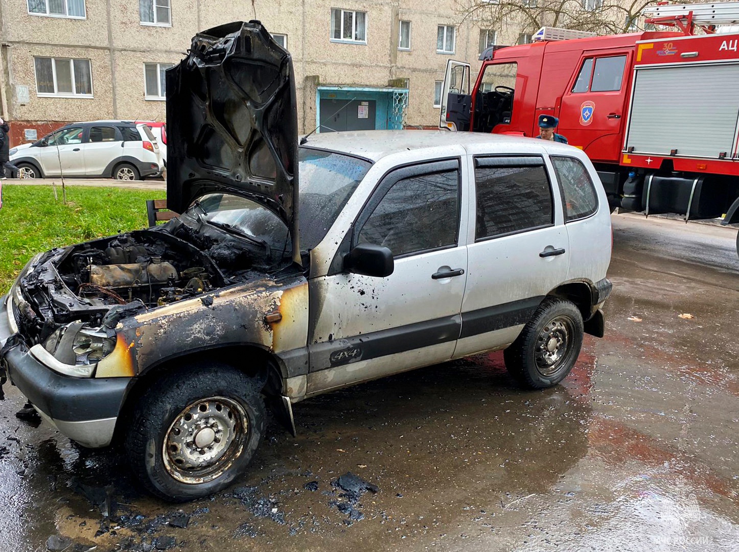 В Десногорске спасатели не позволили огню уничтожить автомобиль