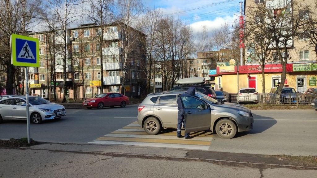 Пешеход попал под колеса автомобиля на улице Нахимова в Смоленске