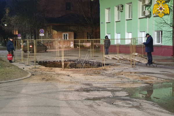 В Смоленске на улице Докучаева возле дома № 5 прекращено движение транспорта