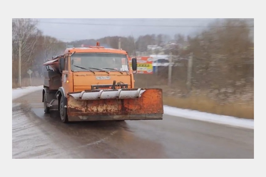 На дорогах Смоленска дежурит снегоуборочная техника