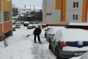 В Смоленске дворы, скверы и парки расчищают от снега