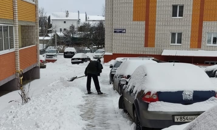 В Смоленске дворы, скверы и парки расчищают от снега