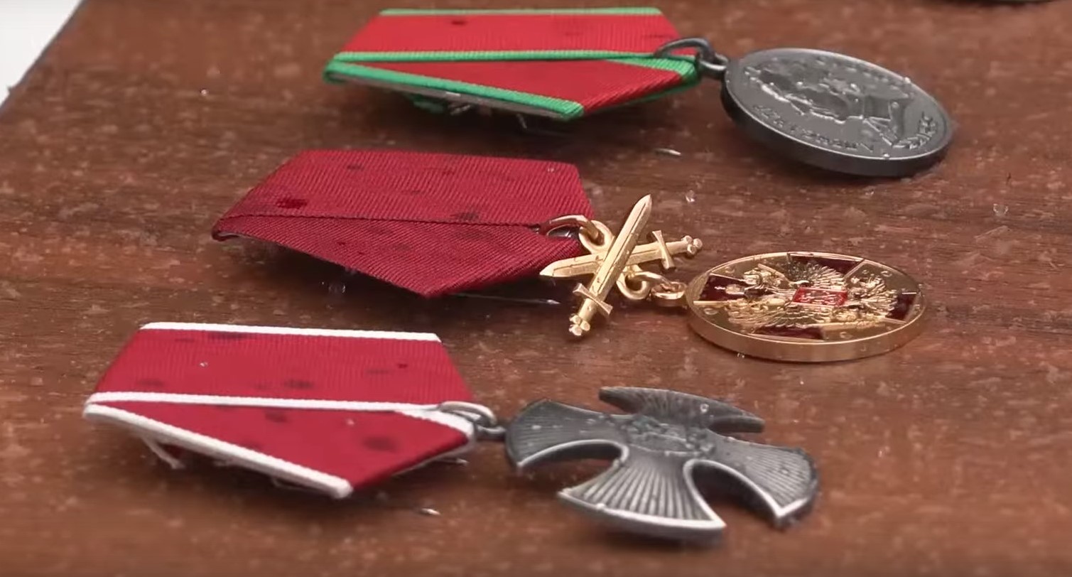 Российских военнослужащих на передовой наградили за мужество и героизм